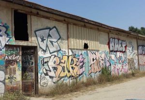 Les hangar de stockage de la base nautique lors de l'achat du bâtiment en 2014... Il y a du boulot ! 